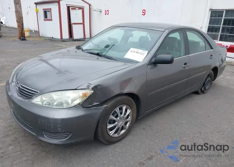 2005 Toyota Camry Std z USA, uszkodzony, nr VIN 4T1BE32K95U941002